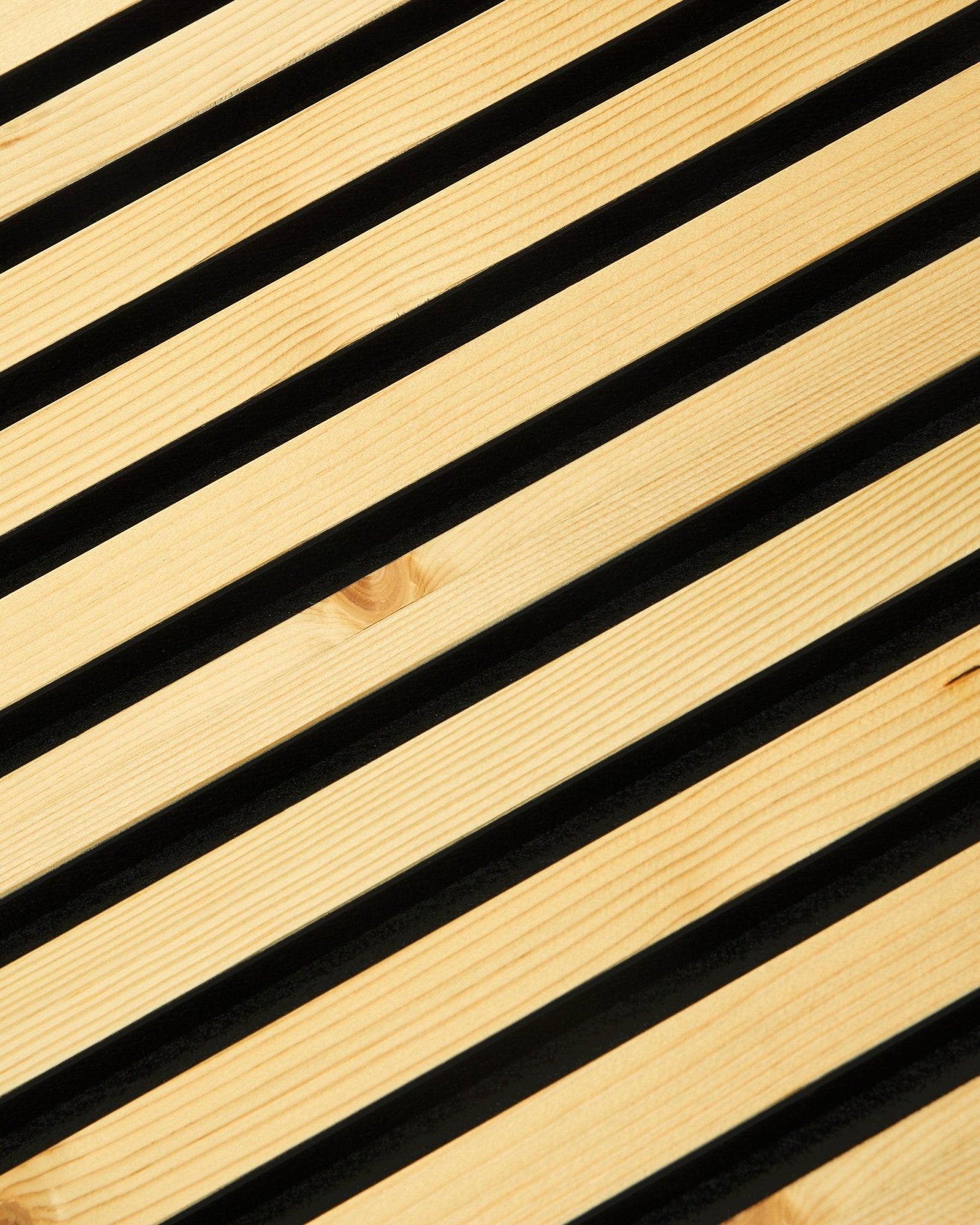 Primo piano di WoodUpp Akupanel Rustic | Alp, Pannello acustico 240 x 60 cm con doghe in legno diagonali, fughe scure e design minimalista scandinavo.